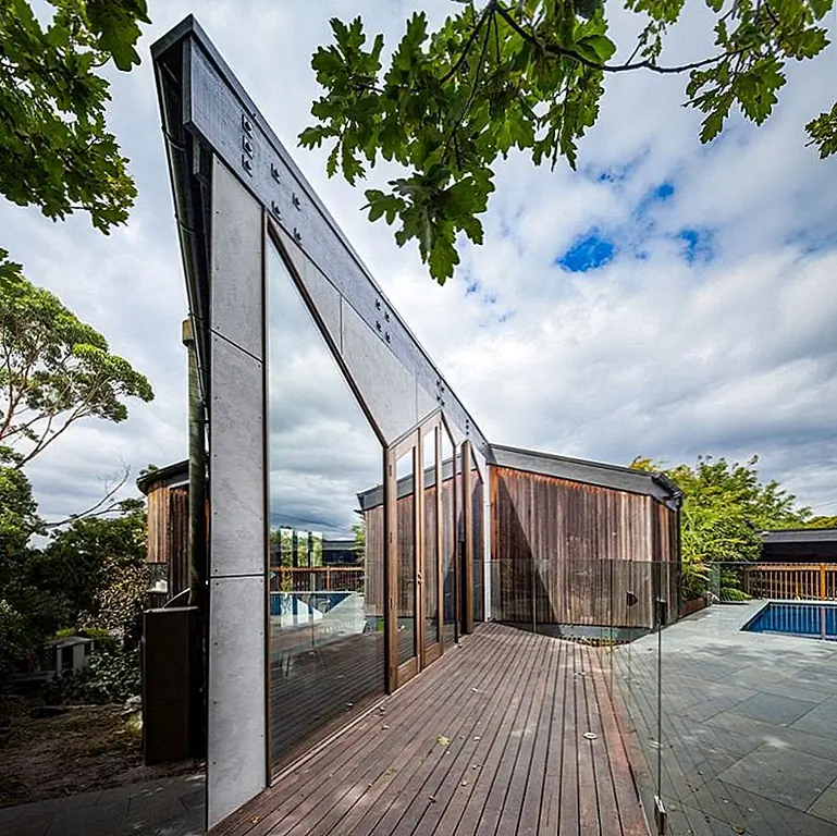 Живые и спальные районы были переконфигурированы. Цель состояла в том, чтобы укрепить их связь с природой и садом в частности. Они имеют большие окна и стеклянные двери, которые открывают их на палубах и террасах и показывают панорамные виды.