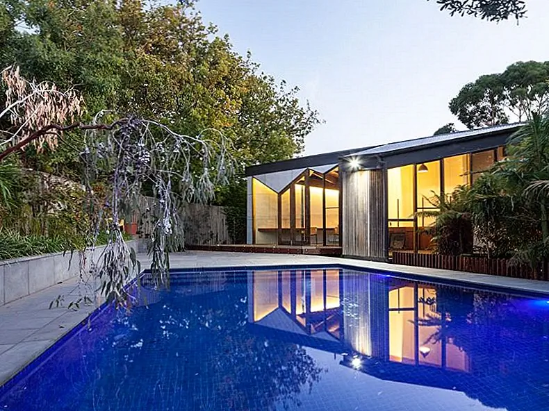 Интерьер очень приветлив. Деревянные потолки и открытые балки контрастируют с ковровым покрытием и белыми стенами. Там есть интересный баланс между материалами, цветами и текстурами, используемыми повсюду.