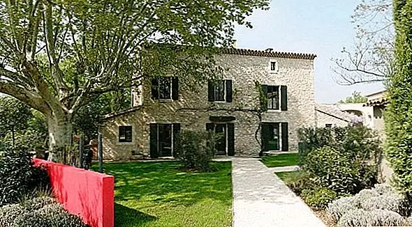 Помня о своей архитектурной традиции, Жерар Фавр добавил к своему колоссальному дизайну современные элементы. В доме представлены роскошные функции, такие как двухсторонний камин, современные приборы из нержавеющей стали, удобная мебель и смелые акценты, которые делают его потрясающим отступлением.