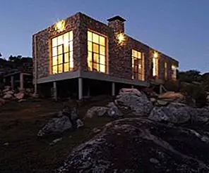 Невероятный дом на одной из скалистых холмов Уругвая