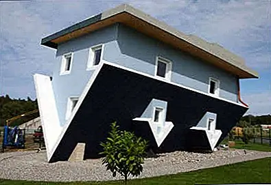 Следующий дом, который вы можете увидеть здесь, расположен в Польше, и теперь это очень популярный ресторан. Владельцы говорят, что они представляют свое заявление против коммунизма и всех перевернутых вещей, с которыми им приходилось справляться в течение этого периода.