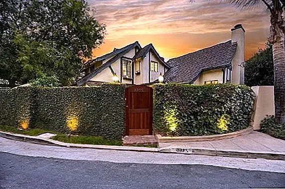 Это просторный и просторный номер с элегантным интерьером. Кухня имеет немного более современный вид. Он оснащен приборами из нержавеющей стали и имеет функциональный и компактный дизайн. Главная спальня расположена на верхнем уровне дома, и это привлекательный и безмятежный номер с красивыми и экспансивными видами.