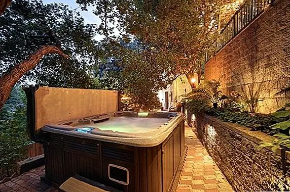 У дома нет впечатляющего роста, если смотреть с улицы. Однако, по мере приближения, он становится все более очаровательным и красивым. У этого есть очень хорошая винтажная патина и все кирпичные акценты, и весь выбор материалов придает ей старый, но элегантный вид. Наружные области также очень красивы. Усадьба имеет бассейн и прекрасный вид на сад, внутренний двор и окружающий ландшафт.