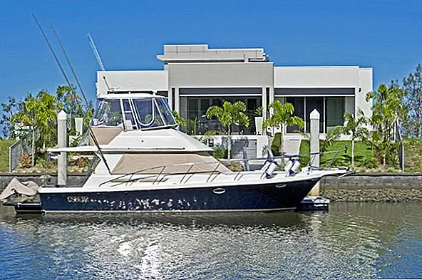 Современный дом набережной с роскошными дизайнерскими функциями