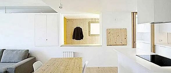 Квартира организована вокруг центральной комнаты: гладильная зона. Владелец проводит там много времени, поэтому это было простое решение. Это пространство имеет большое окно и простой, но привлекательный интерьер. Полы во всей квартире сделаны из сосны. Некоторые из стен также имеют один и тот же материал. Остальные стены и потолки белые. Желтый используется для подвижного объекта. Это минималистский декор, очень простой, но очень практичный. {Найден на архиепископии и фотографии Адриа Гула}.