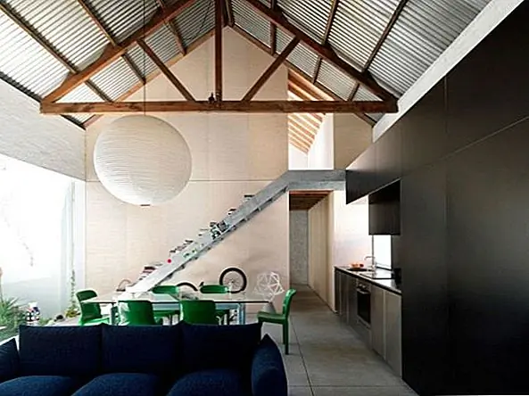 Проект разделен на общественные и частные зоны на двух уровнях, и проект отвечает растущей потребности города в адаптивном повторном использовании. Вдохновленный Токио, где земли мало, а здания спроектированы так, чтобы они вписывались в очень маленькие посылки, владельцы планировали создать новый дом.