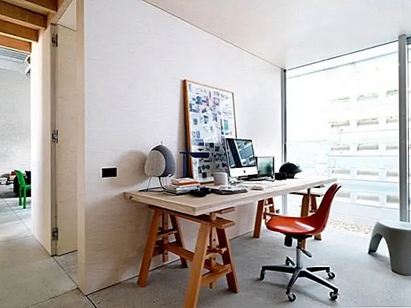 Вход обеспечивает медитативное пространство в жилую зону, проложенную на расстоянии 12 метров от гостиной, столовой и кухни для учебы. Вы также можете найти сад во дворе, который открывается к северной стене и позволяет светнуть. Мягкие нейтральные тона создают ощущение яркого, просторного пространства. Красочная, современная мебель придает ей аромат и веселый аспект.