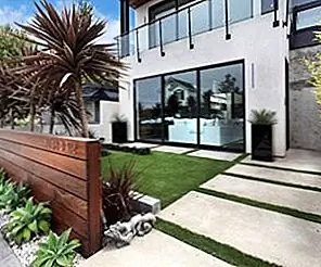 Добавление конфиденциальности и красоты в ваш современный дом с деревянным забором