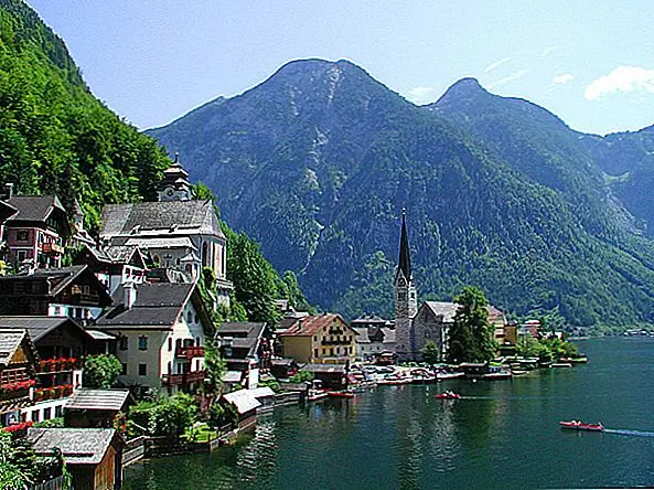 Несмотря на то, что некоторые люди считают, что весь этот проект не был подходящей идеей, реальность такова, что клонированная деревня является уникальным местом в мире, несмотря на то, что она является точной копией того, что первоначально существовало где-то в другом месте. Конечно, вы можете копировать здания и все остальное, но вы не можете копировать культуру, традиции и атмосферу. Это все еще подлежит обсуждению, но туристам, кажется, очень любопытно об этом месте и очень интересно видеть это своими глазами и, возможно, сравнивать его с оригиналом. {Найден на декодере и картинах из fanpop, hallstattaustria, wiki, портал-старт, shortfinal}.