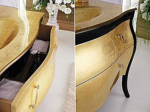 Устройство, представленное на фотографиях, имеет глянцевую черную структуру, а его выдвижные ящики имеют отделку из золотого листа. Верх - это интегрированное стекло с отделкой из золотого листа. Это особенно привлекательная модель, как с точки зрения цвета, так и дизайна. Сочетание черного и золотого классических объявлений безвременно и еще больше усиливает красоту юнита.