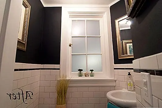 Они хотели сохранить квази-исторический облик, но также сделать их присутствие видимым, добавив свой собственный прикосновение. Они воспользовались черной краской, но оказалось, что это вдохновленный выбор. Самая сложная часть - это не рисование или ремонт комнаты, а дегазация и подготовка к макияжу. Это из-за его небольшого размера. Другая сложная часть заключалась в поиске фигур, которые бы вписывались в них, и пытались их смешивать и сопоставлять. Это было нелегко, но результаты были удовлетворительными, а владельцы довольны своей новой ванной. {Найден на ателье терапии}