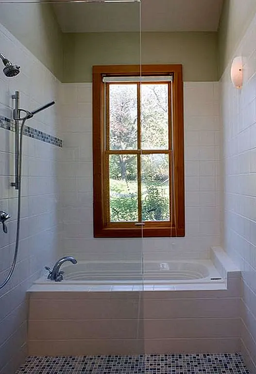 Тогда есть также японская вертикальная ванна. Он часто используется в старомодных японских домах. Это ванна, которая стоит вертикально и заставляет человека принимать ванну, чтобы оставаться в очень глубокой воде. Это может быть очень умный выбор для небольших ванных комнат и модели, которая позволяет экономить много места. Еще один отличный вариант - это сидеть в ванной. Эти ванны обычно имеют компактные конструкции и занимают примерно половину пространства, требуемого традиционной западной вытянутой ванной. Они также входят в одно сиденье и два сиденья.