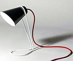 Минималистская настольная лампа