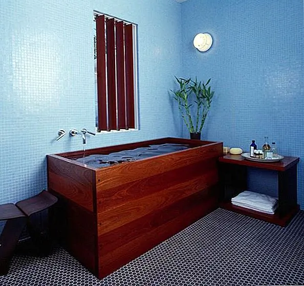 Японские ванны предназначены для расслабления и согревания, а не для мытья. Вершина моделей диапазона оснащена системой рециркуляции, которая фильтрует и повторно нагревает воду. Эти глубокозамороженные ванны часто короче обычных моделей, но, поскольку у них нет низкой конструкции ванн в западном стиле, они все еще очень расслабляющи и удобны.