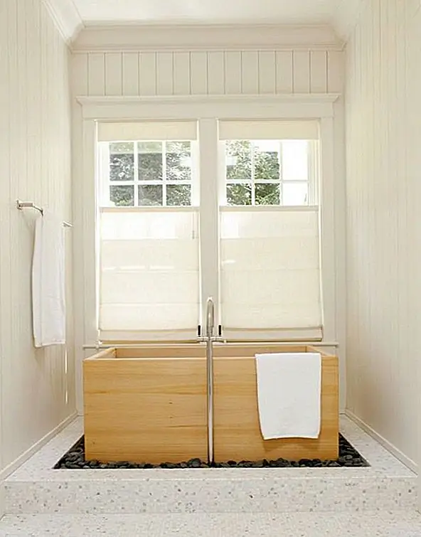 Существуют три основных отличия между брюшинами и брюхонами. Как мы уже упоминали, японские ванны предназначены для расслабления и медитации, поэтому мыло и шампуни не используются, так как они могут окрашивать древесину.