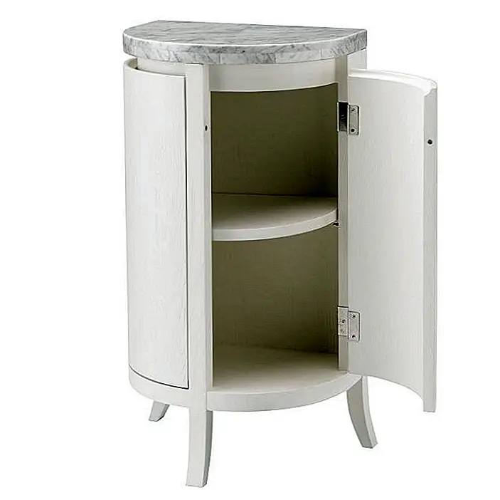 Шкаф полностью белый и чистый и имеет элегантный мраморный верх, идеально подходящий для любой ванной комнаты. Он имеет два полки внутри, которые вы можете использовать для хранения любых предметов ванной комнаты, таких как полотенца, шампунь и так далее. Две двери также изогнуты и имеют магнитные затворы, а три короткие ноги изогнуты и довольно стильные и элегантные. Шкаф полезен и занимает мало места, сделан из дерева, и это прекрасно выглядит в ванной. Этот предмет теперь доступен за $ 299 на West Elm.