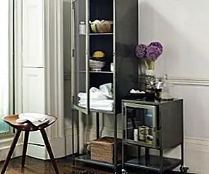 Металлический шкаф для ванной комнаты