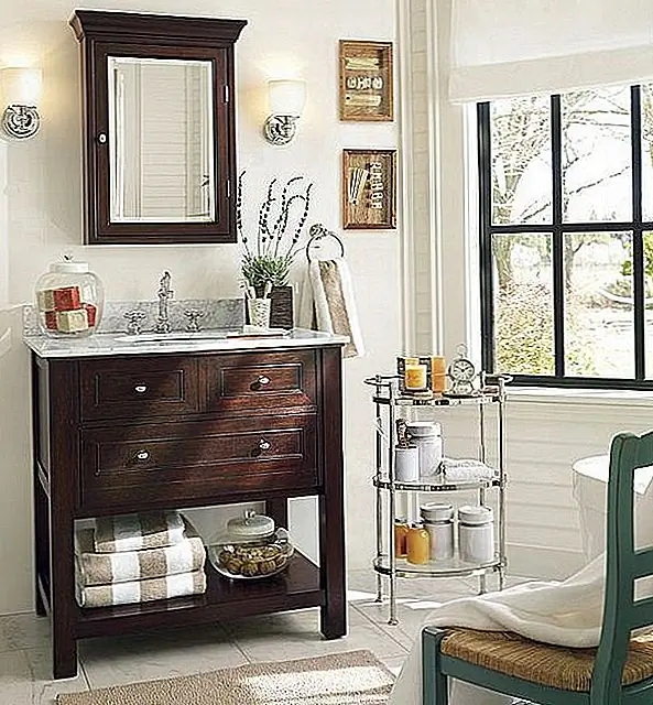 Шкаф установлен на стене и закреплен там, я имею в виду, что он привинчен к стене, поэтому он не будет двигаться или падать. Дверь почти такая же широкая, как и шкаф, и зеркало на стороне, которая стоит перед ванной. Это очень полезно, так как вы можете заменить зеркало в ванной на этот шкаф, и таким образом он будет выполнять две задачи одновременно.