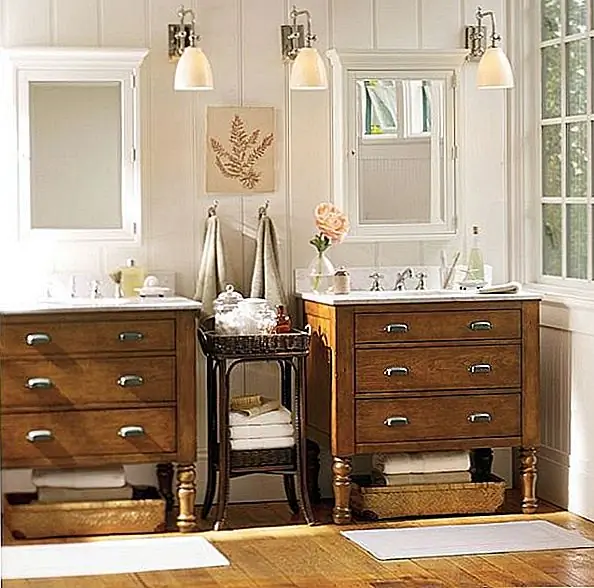 В шкафу есть полированное никелированное, атласное никелевое, бронзовое или хромовое оборудование, которое позволяет вам запирать его и держать лекарство в недоступном для детей или других людей, которым не разрешено, но также отлично смотрится на темном деревянном шкафу. Элемент можно заказать в обычном или очень большом размере, а также вы можете выбрать, чтобы отделка была белой или эспрессо. Вы можете заказать его онлайн за $ 249 от Керамического Барна.