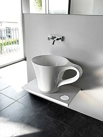 Очень важно начинать свой день с улыбки на лице, и этот чашечка может помочь с этим. Несмотря на то, что он чрезвычайно прост (белый, чистый, современный и гладкий), он по-прежнему очень привлекательный. Это не реальная форма, которая делает ее уникальной, но идея включить эту конкретную форму в дизайн ванной комнаты. Не так много людей могут сказать, что у них есть гигантская чашка в их ванной. Во всяком случае, это инновационный и забавный продукт, и я уверен, что он также очень популярен.