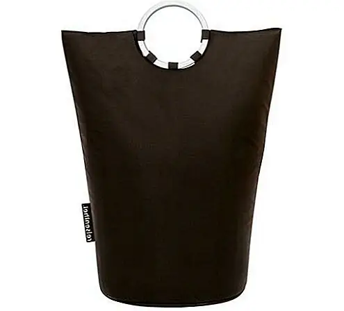 Этот мешок можно использовать как в любом доме, и он очень приятен, как дизайн. Он выглядит как мешок, и его очень легко транспортировать вниз, из одной комнаты в другую или даже в машину, благодаря очень удобной алюминиевой круглой ручке. В верхней части сумки есть даже мощный магнит, поэтому он будет закрываться должным образом, без возможности возникновения нежелательных аварий. Это нововведение делает мешок действительно полезным, особенно в домах, где есть собаки или дети, поскольку они известны тем, что натыкаются на вещи и заставляют их падать на пол. Он также позволяет вам использовать его для хранения различных предметов меньшего размера, таких как игрушки и т. Д. Помимо инновационного дизайна, сумка также имеет очень хорошую цену - 40 долларов.