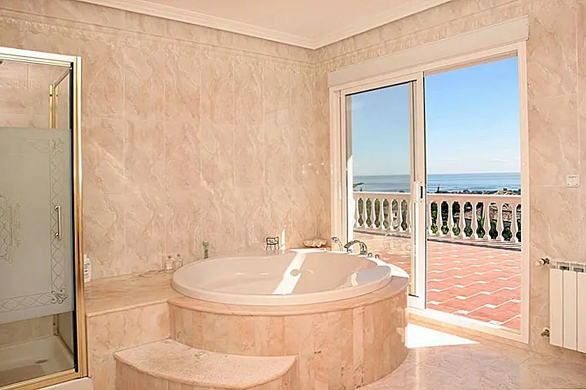 Еще одна идеальная комбинация может быть с коричневой мебелью, и общий аспект будет одним из чистоты, стиля и элегантности. Либо в небольшой ванной комнате квартиры в блоке, либо в роскошной вилле на берегу океана, красивая ванная комната - хороший выбор.