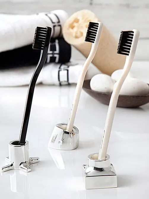 Это специальный набор из трех держателей для ванной комнаты, который вы можете использовать либо для зубной щетки, либо для бритвы. Эти держатели действительно стильные и выглядят очень хорошо, потому что они сделаны из цинка и настоящего серебра. Три держателя имеют разные формы: копыто, туловище и пьедестал, но все они выглядят очень красиво и стильно. Это может быть идеальным подарком для вашего брата, мужа или отца, когда вы хотите удивить их особым подарком по особому случаю. Приобретите комплект за $ 49 от Kontextur.