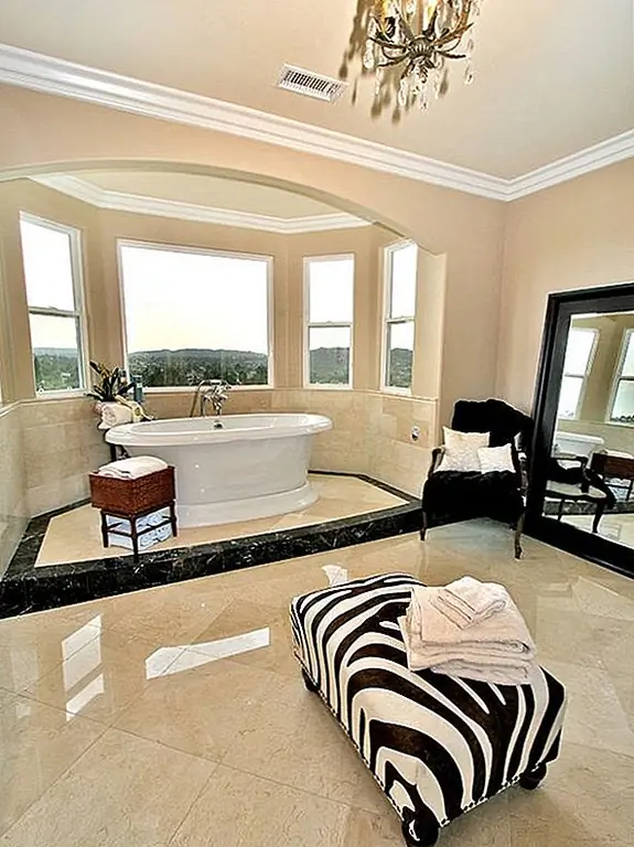 Наличие пуфы или стула в ванной может быть очень приятной штукой. Вы можете сесть и расслабиться, пока вы ждете, пока ванна не заполнится водой, или вы можете сесть, пока вы чистите волосы, и т. Д. Было бы еще лучше иметь оттоманки, которые также удваивают и хранят контейнеры. Но вы всегда можете добавить корзины для хранения, если вам кажется, что они вам нужны.