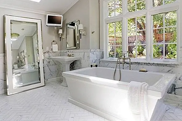 Наличие зеркала необходимо для ванной комнаты. Но выбранное вами зеркало - это личное решение. Однако мы настоятельно рекомендуем вам выбрать полноразмерное зеркало, если у вас есть место. Это позволяет вам видеть себя и анализировать свое тело, и, если у вас нет стены, вы можете просто поместить его за дверь.