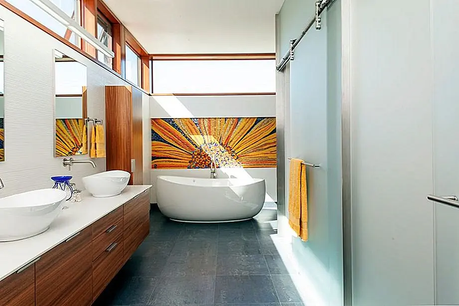 Цвет может выглядеть не очень интересным в концепции, но он может дополнять определенную комнату или настройку так, как вы никогда не предполагали. Этот слабый тон бирюзы может выглядеть скучным, если брать отдельно, но в этой ситуации он становится идеальным выбором. Смелые оранжевые акценты убедились в этом.