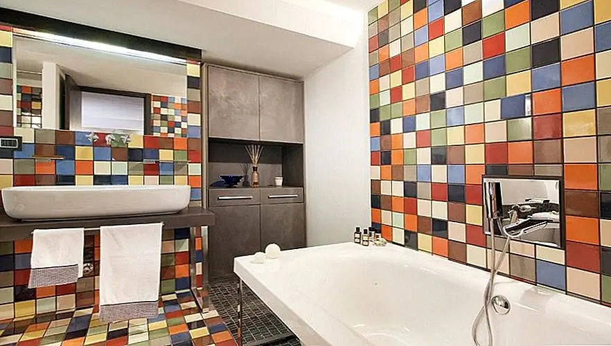 Но что, если вы просто не можете выбрать один цвет для использования в ванной комнате? Ну, тогда вам придется использовать несколько. Например, объедините их все в мозаику для стен и пола или выберите, чтобы каждый из них отличался по-другому.