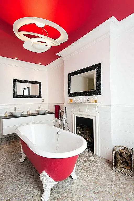 Красный цвет является сложным цветом в большинстве случаев. Его следует использовать осторожно и только в качестве оттенка акцента. Он хорошо сочетается с белым и черным, и это добавляет драматическое прикосновение к декору. Для ванной комнаты вы можете использовать красный цвет для потолка и, возможно, для нескольких других элементов в нижней части комнаты, например, в ванной.