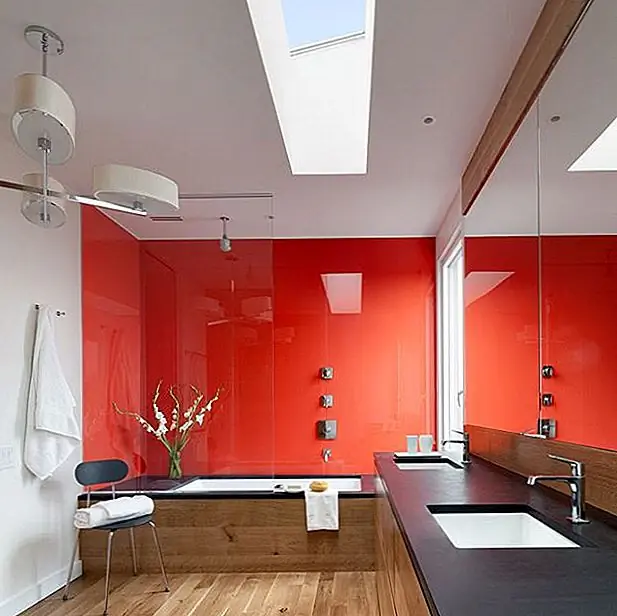 Красный цвет также окрашен в натуральную древесину. Одной цветной стены с акцентом достаточно, чтобы выделиться из ванной. Если вы хотите подчеркнуть цвет еще больше, используйте зеркала для этой цели. Черно-белыми могут быть цвета, которые дополняют хроматическую палитру.