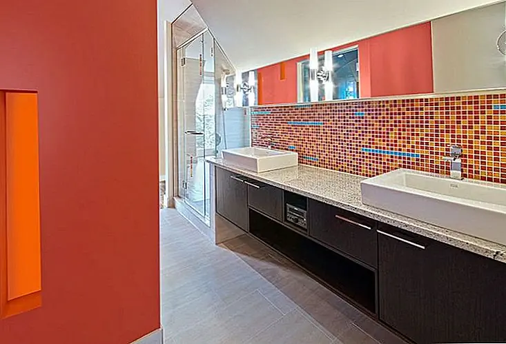 Оранжевый занимает наиболее важные характеристики от желтого и красного. Это веселый и веселый цвет, который также оказывает сильное визуальное воздействие на декор. Различные оттенки апельсина могут иметь различные воздействия на ванную комнату вообще, но обычно они все заставляют его выглядеть энергично и приветствовать в то же время. {Found on ddrrenos}.