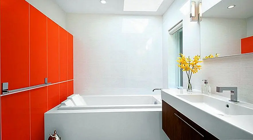 Этот сильный оттенок оранжевого (почти красный) выделяется ярким белым декором, который его окружает. Шоколадный коричневый цвет на раковине - это приветствуемый контраст, заземляющий цветовую палитру и сбалансированный внешний вид.