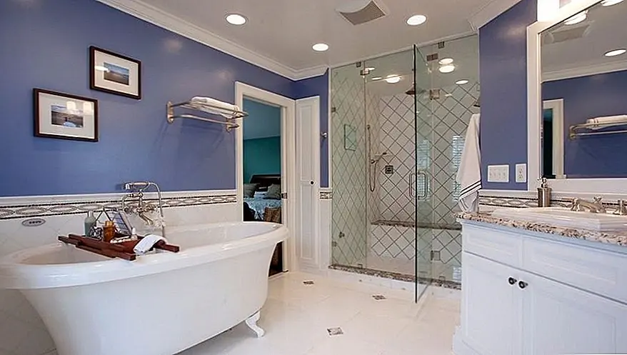 Если вы хотите придерживаться классического синего цвета в качестве акцента для ванной комнаты, есть способы сделать его интересным, даже если это самый популярный и, возможно, чрезмерный цвет для этой комнаты. Очень простая идея - выбрать оттенок синего, который каким-то образом выделяется. Возможно, темный тон или тот, который близок к фиолетовому, может работать. {Найден на casedesign}.