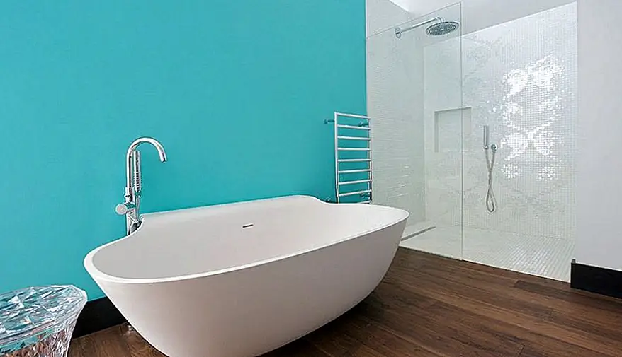 Этот оттенок бирюзы, аква или что-то еще, что вы хотите назвать, является одним из самых красивых на сегодняшний день. Цвет очень свежий и в то же время очень успокаивающий, хотя это определенно очень смелый тон. Он отлично сочетается с минималистским декором и темным деревянным полом.