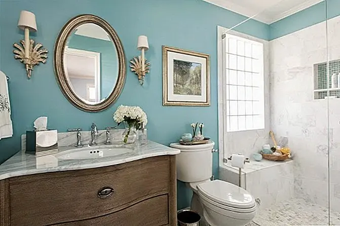 Мы могли бы описать этот цвет как дымчатый бирюзовый, хотя он, безусловно, имеет другое и очень специфическое имя. Это цвет, который хорошо сочетается с винтажными, деревенскими и эклектичными декорами. В сочетании со всеми золотыми, коричневыми и белыми оттенками, представленными здесь, это кажется очень универсальным цветом. {Найдено в Dona Rosene Interiors}.