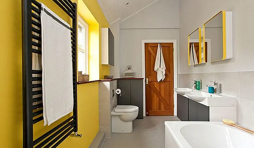 Прежде всего, важно выбрать цвет, который вам нравится, который заставляет вас чувствовать себя хорошо. Например, желтый цвет - это цвет, который приносит радость и оживляет комнату. Вы можете использовать его в ванной, если хотите, чтобы он казался просторным и забавным, без использования той же старой цветовой палитры на белом фоне. {Найден на instil-design}.