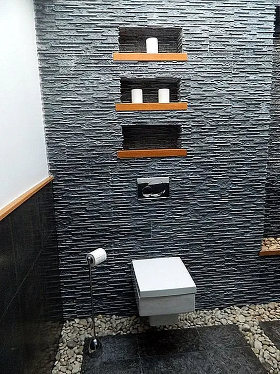 Тот факт, что резервуар для воды этих туалетов скрыт за стеной, также можно рассматривать как профессионал и как con. Он выглядит супер гладким и приятным, но установить его довольно сложно. Для установки резервуара требуется удаление гипсокартона, поэтому такой проект лучше всего подходит для проведения новой сборки или перепланировки.