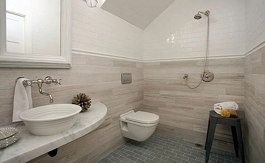 Настенный туалет нуждается в специальных креплениях, чтобы предотвратить вытягивание стены. Вся стена также должна быть усилена, или вы можете в конечном итоге снять все это, просто используя ее.