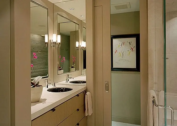 Карманные двери делают возврат, и их определяющие характеристики делают их идеальным выбором для ванных комнат. Потому что они не открываются, а открываются, а карманные двери позволяют вам сэкономить место в ванной комнате, что делает больше возможностей для других функциональных возможностей. {Найден на garretcordwerner}.