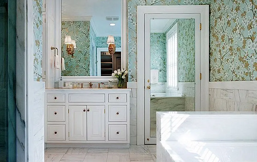 Монтаж зеркала на двери ванной - это одно, но интеграция зеркала полной высоты в одном совершенно отличается. Дверь, в данном случае, будет функционировать как зеркальная рамка, открывающаяся для доступа в комнату и из комнаты. {Найдена на lelandinteriors}.