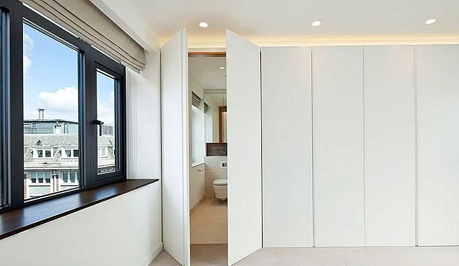 Если вы хотите спрятать ванную комнату, подумайте о том, чтобы скрывать ее за дверью, которая является частью большей стены. Двери, которые обеспечивают доступ в ванную комнату, просто выглядят как еще один набор дверных шкафов. {Найден на st-arch}.