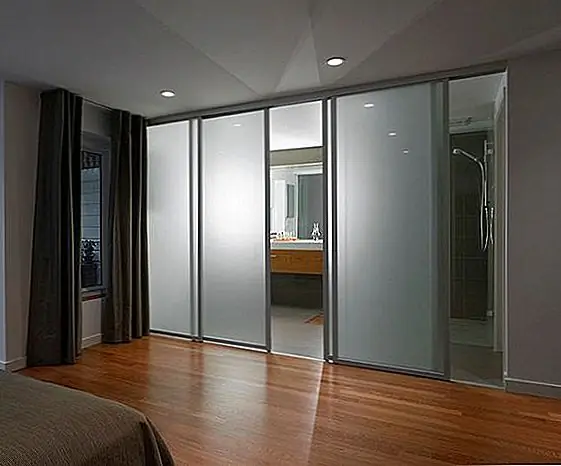 Поскольку они не качаются, раздвижные двери обычно используются в помещениях с ограниченным пространством. Они менее распространены для ванной комнаты, потому что они требуют большого открытия. Это делает их подходящими для просторных ванных комнат.