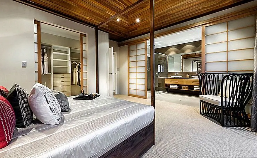 Если вы планируете японский или азиатский декор для ванной комнаты, подумайте об использовании экранов седзи вместо обычных дверей. Они похожи на раздвижные двери, но имеют несколько уникальных особенностей с точки зрения используемых материалов, структуры и дизайна.