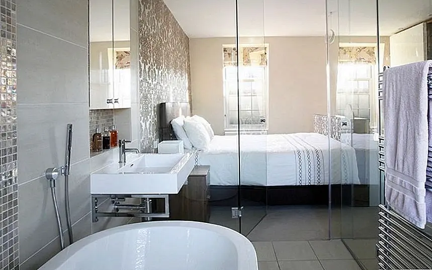 Когда разделение ванной комнаты от главной спальни не является вопросом уединения в любом из этих пространств, нет смысла использовать твердые перегородки, такие как стены или двери из дерева. Тем не менее, вам нужно держать влагу, поэтому необходимо разделение. Прозрачное стекло является жизнеспособным вариантом в таких случаях. {Найден на морфинтерере}.