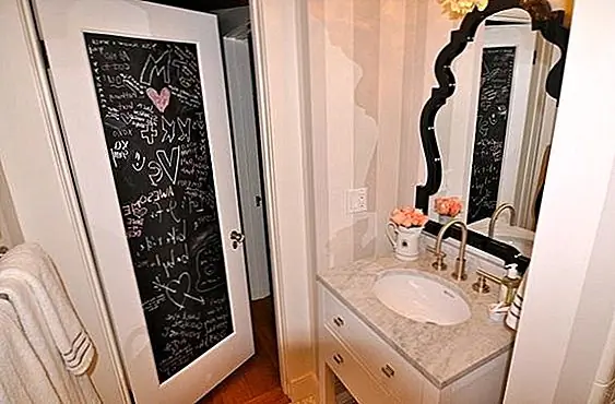 Хотите добавить игривый штрих в свою ванную комнату? Как насчет окраски внутренней панели двери с помощью краски на доске? Затем вы можете настроить и персонализировать его множеством причудливых и забавных способов.Вы даже можете позволить всем, кто пользуется ванной, оставить сообщение на двери.