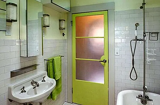 Другой способ сделать дверь ванной комнаты выделяющейся, независимо от ее размера, стиля и дизайна, - это цвет. Покрасьте дверь привлекательным оттенком, таким как красный, желтый или зеленый, и также используйте аналогичные цветовые акценты в своем внутреннем декоре.