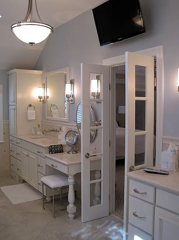 Французские двери висят на петлях у каждой стороны двери, и они качаются друг к другу в центре. Они могут использоваться во множестве разных настроек, и они могут адаптироваться к различным стилям. Хотя они не очень популярны в ванных комнатах, они могут стать фокусом для этого пространства, позволяя ему выделяться.